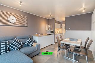 Deze studio is gelegen op de vierde verdieping van de Leopold II-laan in Wenduine, met prachtig zicht op zee en op slechts enkele stappen van alle voorzieningen.<br /><br />De studio is doordacht ingedeeld met zeer functionele meubels die optimaal gebruik van de beschikbare ruimte mogelijk maken. Daarnaast is er een uitgeruste badkamer, een praktische berging en een fietsenstalling.<br /><br />Het pand beschikt over een gunstig EPC en een conforme elektrische keuring, waardoor het instapklaar en zorgeloos bewoonbaar is.<br /><br />Als kers op de taart beschikt de studio over een subliem dakterras, met wijdse uitzichten over de zee en aan de zuidkant zicht tot het Brugse, wat het een unieke plek maakt voor ontspanning of om gasten te ontvangen.<br /><br />Kortom, een buitenkans voor wie op zoek is naar een investering, een buitenverblijf of een plek om volop van de kust te genieten.<br /><br />Aarzel niet en plan meteen uw bezoek!<br /><br />