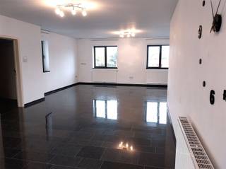 <p><strong>Vraag uw bezoek aan via info@optimusvastgoed.be!</strong><br /><strong>TE HUUR: Zeer ruim duplex appartement in Zolder!</strong><br />Dit riant appartement is gelegen op de Koolmijnlaan te Zolder en beschikt over 3 slaapkamers en een zeer ruim terras aan de achterzijde van het gebouw.<br />Het appartement is bereikbaar via de trap. Op de eerste verdieping komt u binnen in de zeer ruime woonkamer met geïntegreerde keuken, dewelke is voorzien van alle comfort. Er is een zeer ruime berging en een gastentoilet. Via het schuifraam heeft u toegang tot het ruime terras (+/-40m²). Het terras is tevens langs buiten bereikbaar met een trap. Op de tweede verdieping heeft u 3 zeer ruime slaapkamers en badkamer met toilet en inloopdouche. Het appartement wordt verwarmd op aardgas en heeft een gunstig energiepeil.<br /><strong>Ligging:</strong><br />Het appartement heeft een gunstige ligging op enkele minuten rijden van Heusden centrum en vlakbij het station van Zolder. In de nabije omgeving vindt u tal van winkels, eet- en drinkgelegenheden.<br /><strong>Indeling:</strong><br />Eerste verdieping: inkomhal, ruime woonkamer, volledig ingerichte keuken, gastentoilet met vestiaire, ruime berging en ruim terras.<br />Tweede verdieping: nachthal, 3 ruime slaapkamers en ruime badkamer met toilet en inloopdouche. Vanuit één van de slaapkamers heeft u toegang tot de zolder, dewelke gebruikt kan worden als bergruimte.<br /><strong>Troeven:</strong><br />- Vlotte bereikbaarheid!<br />- Gunstig EPC!<br />- Ruim terras!<br />- 3 slaapkamers!<br />- Geen gemeenschappelijke kosten!<br /><strong>EPC A met certificaatnummer 71070-G-2011_19685/EP02803/A001/D01/SD003</strong><br /><strong>Beschikbaar vanaf 01/09/2026</strong></p>