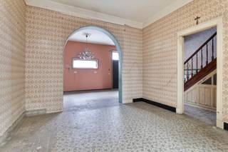 Goed gelegen woning in centrum Zwevegem. De woning is te renoveren maar heeft heel veel potentieel ! Nog veel authentieke elementen aanwezig waardoor u hiervan zeker een pareltje kan maken. En met kers op de taart een heel grote garage met sectionale poort. Momenteel in 2 verdeeld maar door enkel een gyproc wand. Mooie hoogte tot in de nok ! De woning bestaat uit een ruime living, ruimte voor een keuken en achterliggende badkamer, kelder. Boven zijn er 3 slaapkamers en een vaste trap naar de zolder. Via het terras bereikt u de garage met vroegere foto studio. Ideaal voor een kleine zelfstandige of wie zoekt naar een renovatie projectje!