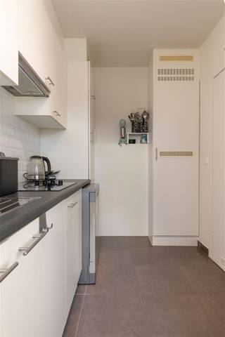 <p><span>Instapklaar hoekappartement met zuid terras en garagebox op gunstige locatie</span></p><p><span> </span></p><p><span>Dit instapklare appartement is gunstig gelegen op aan de Acht Eeuwenlaan in Edegem, een gegeerde en residentiële buurt met een vlotte bereikbaarheid. Winkels, scholen, openbaar vervoer, Domein Hof ter Linden en belangrijke invalswegen bevinden zich in de nabije omgeving. De combinatie van rust en bereikbaarheid maakt deze locatie ideaal voor zowel eigen bewoning als investering.</span></p><p><span> </span></p><p><span>INDELING</span></p><p><span>Het appartement heeft een bewoonbare oppervlakte van 87 m², is gelegen op de bovenste verdieping en werd in 2012 gerenoveerd. </span></p><p><span>Je komt binnen in een ruime inkomhal voorzien van een gastentoilet. De ruime leefruimte is licht en stil dankzij de hoeklocatie. Aansluitend ligt de goed uitgeruste keuken die desgewenst kan opengemaakt worden. Verder beschikt het appartement over twee volwaardige slaapkamers en een badkamer met bad/douchecombinatie. Via beide kamers is er toegang tot het zuid gericht terras aan de achterzijde.</span></p><p><span> </span></p><p><span>Momenteel is het appartement verhuurd aan 850€ per maand + 50€ kosten. De extra ruime en hoge garagebox is groot genoeg voor het plaatsen van een camionette en kan aangekocht worden voor 30.000€.</span></p><p><span>De gemeenschappelijke kosten bedragen €110.</span></p><p><span> </span></p><p><span>BIJZONDERHEDEN</span></p><p><span>- verzorgd en instapklaar appartement</span></p><p><span>- eigen nutsvoorzieningen (water en gas)</span></p><p><span>- lage maandelijkse lasten</span></p><p><span>- dak conform geïsoleerd</span></p><p><span>- geschikt als investering of eigen bewoning</span></p><p><span> </span></p><p><span> </span></p><p><span> </span></p><p><span> </span></p>