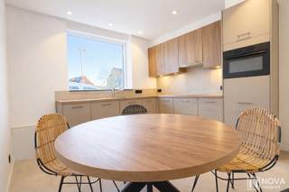 Ontdek deze totaal gerenoveerde woning, afgewerkt met o.a. een nieuwe keuken, badkamer met dubbele lavabo en inloopdouche, nieuw PVC-schrijnwerk, nieuwe vloeren, 2 toiletten, 3 slaapkamers en een aparte wasruimte/berging<br /><br />De zuidwestgerichte tuin is voorzien van een nieuw aangelegd terras, tuinberging en een ruime graszone met open zicht op de velden. Zo geniet u de hele namiddag en tot in de avond van de zon.<br /><br />Ook energetisch scoort deze woning uitstekend: EPC A-label, verwarming op gas met vloerverwarming op het gelijkvloers, 8 zonnepanelen en een geïsoleerd dak. Bovendien beschikt de woning over een conforme elektriciteitskeuring. Mogelijkheid tot aansluiten van een thuisbatterij en reeds voorzien van aansluiting voor airco.<br /><br />De ligging is ideaal: aan de rand van de stad, vlakbij het Marktplein, de Kaai, winkels en restaurants en met een vlotte aansluiting naar de E40.<br /><br />Kom deze knappe woning snel ontdekken en maak een afspraak via info@vastgoednova.be<br />of 0469/155 155.