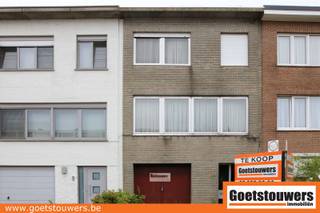 Gezinswoning, type bel-etage, gelegen in een rustige woonwijk nabij winkels , scholen, winkels en openbaar vervoer. Vlotte verbinding naar de A12...