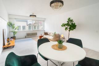 Drie slaapkamers, twee terrassen, één centrale ligging<br /><br />Locatie<br />In het hartje van Borgerhout, vlak bij het Laar, bevindt zich dit ruime appartement aan Drink 19. Dankzij de centrale ligging en de nabijgelegen tram- en busverbindingen verplaats je je hier vlot door de stad. De uitstekende Mobiscore van 9,6/10 is dan ook een logisch gevolg.<br /><br />Beschrijving<br />Het appartement bevindt zich op de derde verdieping (bereikbaar met de lift) van een verzorgd gebouw. De ruime inkomhal geeft toegang tot alle kamers en zorgt voor een overzichtelijke indeling. De lichtrijke leefruimte biedt plaats voor een gezellige zit- en eethoek. Daarnaast beschikt het appartement over drie slaapkamers, keuken en badkamer. Twee terrassen vullen het geheel aan en bieden aangename buitenruimte. Bewoonbare oppervlakte volgens EPC: 106m². Grotendeels enkele beglazing en privatieve kelderberging ter beschikking. <br /><br />Bijzonderheden<br />- Energiezuinig EPC-label B<br />- Asbestveilig<br />- Conforme elektriciteit<br />- Maandelijkse lasten werkkapitaal: 243 euro per maand (incl.: voorschot verwarming, voorschot water, poetsdienst gemeenschappelijke delen, blokpolis en professionele syndicus)<br /><br />Verplichte vermeldingen<br />EPC: 177 kWh/m²<br />P-score: B<br />G-score: B<br />Stedenbouwkundige inlichtingen: Gvkr, Vg, Gmo, Gvv, Wg
