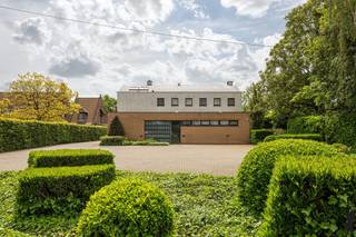 Riante woning met praktijkruimte op mooi aangelegd Zuid perceel te Lier.BEKIJK DE GRONDPLANNEN VAN DE WONING OP ONZE WEBSITEAlgemeen:- Zeer ruime...
