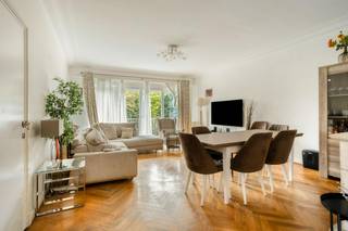 Gelegen in een van de meest gewilde wijken van Ukkel, op nummer 145 van de prestigieuze Montjoielaan, ontdekt u dit prachtige appartement met 115 m² woonoppervlakte, genesteld op de eerste verdieping van een goed onderhouden mede-eigendom.<br /><br />Al bij de entree zult u verleid worden door de volumes en de uitzonderlijke lichtinval van deze woning. De ontvangsthal, uitgerust met een vestiaire en een apart toilet, opent naar een ruime en gezellige woonkamer die baadt in het natuurlijk licht. Deze centrale leefruimte biedt directe toegang tot een prachtig, ideaal zuidwest georiënteerd terras—de perfecte plek om de hele middag en avond van de zon te genieten. Een functionele, hyper-geïnstalleerde keuken maakt het daggedeelte compleet.<br /><br />De nachthal leidt naar drie mooie, comfortabele en lichte slaapkamers, evenals een ruime badkamer.<br /><br />Dit appartement combineert comfort, rust en een aangenaam buurtleven, en profiteert van een premium locatie op een steenworp afstand van het Wolvendaelpark, het Ter Kamerenbos, de winkels in de Vanderkinderestraat en het openbaar vervoer. Een zeldzame kans op de Ukkelse markt, ideaal voor een gezin of voor wie op zoek is naar een kwalitatieve leefruimte.
