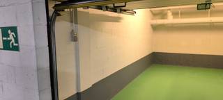 Een prachtige garagebox aan de Naamsepoort onder Delhaize.Volledig opgeverfd .Elektrische poort met 2 afstandsbedieningen .Elektriciteit...