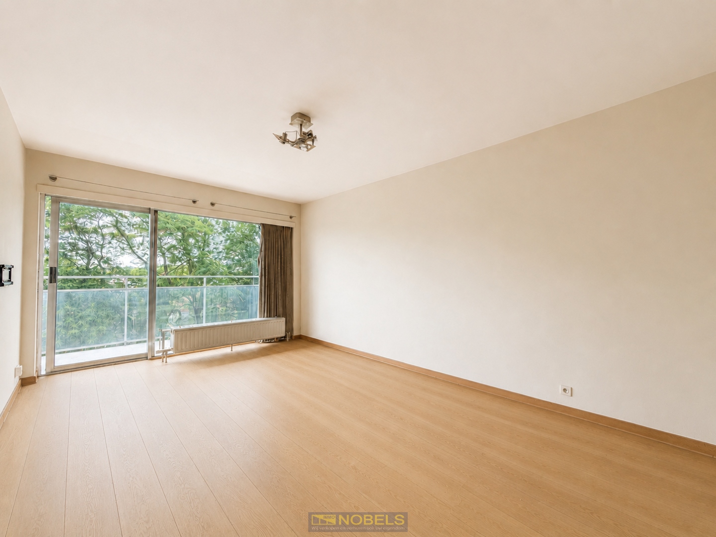 Te koop, Lichtrijk 1-slaapkamerappartement met terras, autostaanplaats in Berchem (Antwerpen). - foto 5