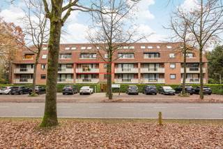 NIVEAU -12 autostaanplaatsen en 1 kelder (in de prijs begrepen).NIVEAU +2Appartement, ingedeeld als volgt:Inkomhal met garderobe en afzonderlijk...