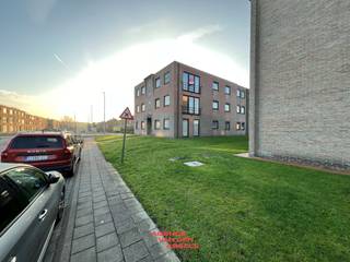 Dichtbij het commerciële centrum van Oostkamp vinden we dit mooie en ruime appartement. Het openbaar vervoer is niet veraf en maakt een...