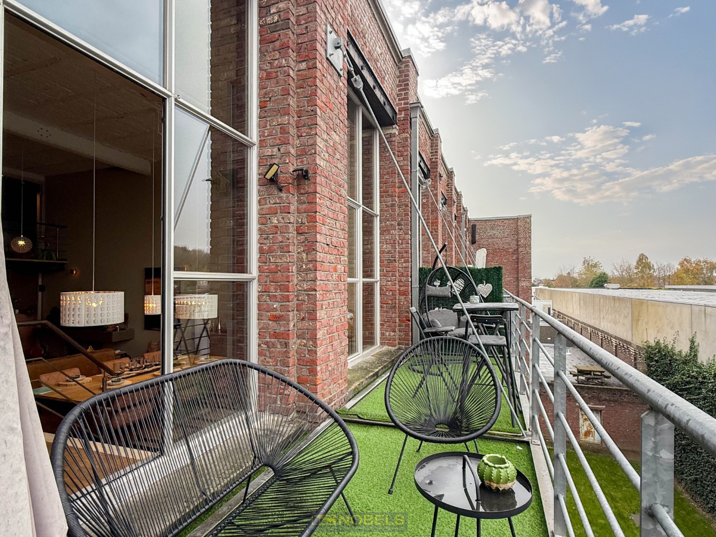 Te koop, luxueuze loft (208m²) met 2 staanplaatsen en terras op centrale ligging te Oudenaarde (Leupegem) - photo 2