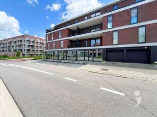 <p><span>Op zoek naar een commercieel pand met tal van mogelijkheden op een vlot bereikbare locatie? Dan is deze casco handelsruimte in Herent zeker een bezoek waard.</span></p><p><span>Met een oppervlakte van 98,6 m² biedt dit pand een uitstekende uitvalsbasis voor diverse commerciële activiteiten, vrije beroepen, dienstverlenende ondernemingen,... De ruimte wordt casco aangeboden, waardoor u alle vrijheid heeft om de inrichting en afwerking volledig af te stemmen op uw eigen concept. Wenst u een instapklare oplossing? Dan kan de verdere afwerking, in overleg met de huidige eigenaar, tegen een meerprijs worden gerealiseerd.</span></p><p><span>Een bijkomende troef is dat ook de naastgelegen handelsruimte te koop staat. Dit biedt een unieke kans om beide units samen te voegen tot één ruime commerciële ruimte, ideaal voor wie extra oppervlakte of groeimogelijkheden zoekt.</span></p><p><span>Daarnaast bestaat de mogelijkheid om één of twee ondergrondse staanplaatsen aan te kopen. Dankzij de gunstige ligging, de goede bereikbaarheid en de flexibele invulmogelijkheden vormt dit pand een interessante opportuniteit voor zowel ondernemers als investeerders die op zoek zijn naar een commercieel vastgoed met toekomstpotentieel.</span></p><p><span>Interesse? Neem vrijblijvend contact op via 016 15 31 15 of mail naar <span>info@immolivit.be</span></span><span> voor meer informatie of het plannen van een bezoek.</span></p>
