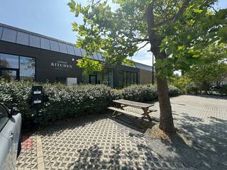 Deze moderne en volledig bemeubelde kantoorruimte van 150 m² te huur bevindt zich in het kwalitatieve bedrijvenpark 'Cotton Factory' met...