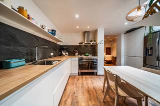 AUDERGHEM – We Invest biedt u dit charmante huis met 2 slaapkamers van 135 m² aan. Het huis is ideaal gelegen in de buurt van de prachtige wijk Rouge-Cloître, het openbaar vervoer, de grote snelwegen en alle voorzieningen, en ligt bovendien op slechts 2 minuten van het Zoniënwoud. Zo kunt u direct vanuit uw huis genieten van prachtige wandelingen midden in de natuur.<br />De woning bestaat uit een woonkamer, een eetkamer en een keuken op de begane grond, met de mogelijkheid voor 2 slaapkamers op de eerste verdieping, evenals een derde slaapkamer en een inrichtbare mezzanine op de bovenste verdieping. De gevel staat vermeld op de monumentenlijst, wat deze woning een uniek karakter en charme geeft.<br />Elektriciteitscertificaat niet conform<br />EPB: E-<br />Een prachtige kans die u niet mag missen!<br />Een woning die u onmiddellijk moet bezoeken!<br />Info en bezichtigingen: +32 2 315 51 71<br />Meer exclusieve aanbiedingen op: www.weinvest.be
