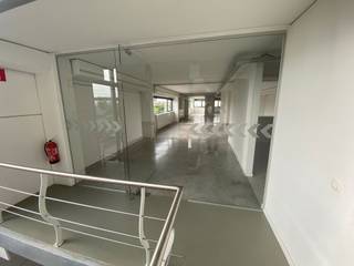 - KANTOOR/SHOWROOM<br />- MAGZIJN/OPSLAGPLAATS<br />- STRATEGISCHE LIGGING<br />- ONMIDDELIJK BESCHIKBAAR<br />- PARKEERPLAATSEN BESCHIKBAAR