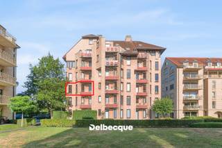 Maak kennis met dit gezellig appartement op de rand van Kristus-Koning/Brugge, dichtbij het AZ Sint-Jan en de Expressweg, op fietsafstand van het stadscentrum en de winkels. <br />Het appartement beschikt over een lichtrijke leefruimte met halfopen ingerichte keuken. Naast de keuken vinden we nog een praktische berging terug.<br /><br />Er is 1 volwaardige slaapkamer aanwezig waarop de badkamer aansluit. In de inkomhall is een apart toilet aanwezig. De badkamer geniet natuurlijke lichtinval. Tevens beschikt dit appartement ook over een knus terrasje dat uitkijkt over een groen binnenplein.<br /><br />De originele vorm en het hoekaspect zorgen ervoor dat je licht en zicht neemt vanwege verschillende zijden waardoor het app. erg huiselijk aanvoelt.<br /><br />Gelieve wel rekening te houden met het feit dat het appartement een grondige opfrisbeurt vraagt. <br /><br />Het gebouw heeft een gemeenschappelijke fietsberging ter beschikking.<br /><br />Kortom, ideaal als investering of als eigen woonst! <br />Contacteer ons snel voor meer info of voor het inplannen van een bezoek via info@delbecque.immo