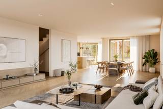 Deze nieuw te bouwen woning ligt op een toplocatie in centrum van Opvelp, vlakbij uitvalswegen, openbaar vervoer, een school en kinderopvang. <br /><br />De werken starten kortelings dus op dit moment kunnen er nog bepaalde aanpassingen gebeuren naar wens van de klant, maar standaard wordt er al een hoogwaardige afwerking voorzien. <br /><br />Indeling:<br />Ruime inkomhal met vestiaire en apart bezoekerstoilet. Zeer grote zit- en eetruimte met aansluitend een half-open leefkeuken die zicht geeft op de tuin en het terras, waarvan een deel overdekt is. Naast de keuken bevindt zich een handige keukenberging. Verder vinden we op het gelijkvloers nog een technische berging en de traphal naar de eerste verdieping.<br />Op de eerste verdieping vinden we een ruime nachthal, een zeer volumineuze master bedroom met en-suite badkamer waar je zowel over een bad als een douche beschikt. Verder nog 3 mooie slaapkamers met voldoende ruimte voor bed, bureau en kast. Als laatste nog een extra badkamer met douche en een aparte WC. <br /><br />Op energetisch vlak scoort deze woning boven alle standaarden: lucht-water warmtepomp, vloerverwarming, zonnepanelen, ventilatiesysteem D en regenwaterrecuperatie. De woning behaalt minstens E-peil 0 of lager en is daarmee niet alleen toekomstgericht, maar zorgt tevens voor lage verbruikskosten.<br /><br />De woning wordt gebouwd door Nextum, een kwalitatieve en lokale bouwpartner uit Leuven met een trackrecord in de regio.<br /><br />Contacteer lars@polares.eu voor de plannen en het lastenboek.