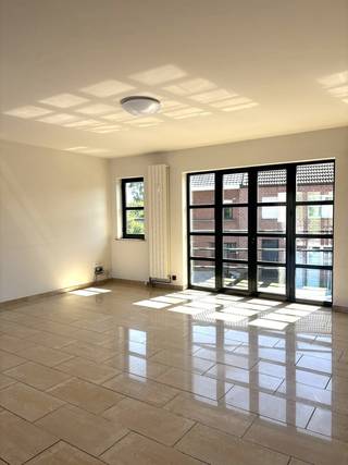 Dit ruime duplex appartement is centraal gelegen nabij winkels, scholen, openbaar vervoer/station en E40. Indeling: Gelijkvloers:...