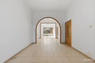 Le rez-de-chaussée vous accueille par un hall d'entrée spacieux, équipé d'un WC invités, avec de la place pour un vestiaire et un accès à...
