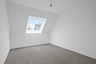 <p><span>In het hart van Waardamme verrijst deze halfopen nieuwbouwwoning op een perceel van <strong>315 m²</strong>, ontworpen voor wie houdt van licht, ruimte en modern wooncomfort. Met een <strong>bewoonbare oppervlakte van 152 m²</strong> biedt deze woning een doordachte indeling die elke dag aangenaam maakt.</span></p>
<p><span>De zonnige leefruimte vormt het kloppend hart van de woning: grote ramen brengen overvloedig daglicht binnen en creëren een open, luchtige sfeer. De <strong>open keuken</strong> sluit hier naadloos op aan en maakt van koken en samenkomen een vanzelfsprekend plezier. Aansluitend vind je een praktische <strong>berging</strong>.</span></p>
<p><span>Op de verdieping wachten <strong>drie ruime slaapkamers</strong>, ideaal voor een gezin of wie graag extra ruimte heeft voor een bureau of hobbykamer. De moderne <strong>badkamer met inloopdouche</strong> combineert stijl met comfort.</span></p>
<p><span>Buiten geniet je van een mooie <strong>tuin</strong> waar je in alle rust kunt ontspannen. De <strong>carport</strong> biedt bovendien een veilige en droge parkeerplaats.</span></p>
<p><span>Deze woning combineert hedendaagse architectuur met een warme woonbeleving — een ideale thuisbasis in een rustige, groene omgeving.</span></p>
<div>Voor verdere info of een bezoek, contacteer Bruno 0496 234126 of bruno.vanthuyne@acasa.immo</div>
