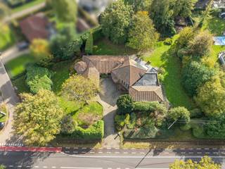 Ruimte, licht en rust — allemaal onder één dakBent u op zoek naar een woning met een centrale ligging, en toch omgeven door rust en groen?Of droomt u...