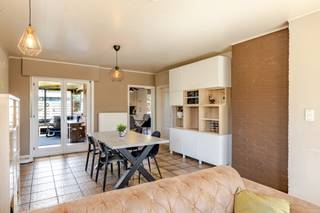 <strong>Ligging &amp; indeling</strong><br />In het groene en rustige Wachtebeke bevindt zich deze charmante woning in landelijke stijl op een perceel van 706 m². Deze eigendom combineert authenticiteit met comfort en biedt alles wat u zoekt voor aangenaam en ruim wonen.<br /><br />In de privatieve &amp; afgesloten tuin is het heerlijk vertoeven. De overdekte zithoek maakt het mogelijk om het hele jaar door buiten te vertoeven. Daarnaast beschikt u over een dubbele, aparte garage en voldoende parkeermogelijkheden op eigen terrein — een absolute meerwaarde.
<p>Binnenin valt meteen de overvloedige lichtinval op, zowel in de gezellige woonkamer als in de ruime keuken. De keuken sluit aan op een aangename veranda, die zorgt voor extra leefruimte en een mooi zicht op de tuin. Verder beschikt u op het gelijkvloers over een badkamer, apart toilet en slaapkamer. Dit maakt de woning ook geschikt voor wie gelijkvloers wil wonen of extra flexibiliteit wenst.</p>
<p>Op de eerste verdieping beschikt de woning over twee volwaardige slaapkamers en een extra kamer die perfect kan dienen als kinderkamer, bureau of hobbyruimte.<br /><br /><strong>Troeven</strong></p>
<ul><li><strong>Landelijke stijl omringd door groen</strong></li><li><strong>EPC - B</strong></li><li><strong>Conforme elektrische keuring</strong></li><li><strong>Inclusief recente zonnepanelen + laadpaal + verwarmingsketel</strong></li><li><strong>3 Volwaardige Slaapkamers (mogelijkheid tot 4)</strong></li><li><strong>Ruime garage/atelier</strong></li></ul>
<strong>UW DROOMWONING? ZO GEVONDEN!</strong><br />