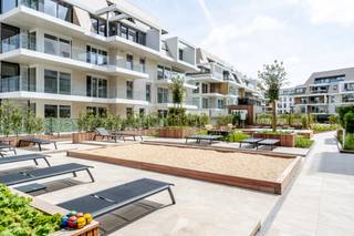 <p><strong>Nieuwpoort: Luxueuze nieuwbouwduplex met ruime terrassen vlak bij het centrum!</strong> <br /><br /><br />Ontdek deze duplex van het prestigieuze nieuwbouwproject Sailor's Park 5 - Villa Manta.<br />Dit exclusief woonproject op slechts 2 km van de Zeedijk is gelegen in een rustige en residentiële buurt nabij het commerciële centrum van Nieuwpoort!<br />Met zijn moderne architectuur en hoogwaardige afwerking biedt deze residentie een unieke woonervaring voor wie op zoek is naar luxe en comfort aan de Belgische kust.<br /><br /><br /><strong>Indeling: </strong><br />- op de 3de verdieping: Inkomhal, gastentoilet, berging met aansluiting voor wasmachine, trap, leefruimte met open keuken, zithoek, eethoek met terras, slaapkamer 1 met aanpalende badkamer met terras 2.<br />- op de vierde verdieping: nachthal, slaapkamers 2, 3 en 4 met twee terrassen waarvan 1 met buitenberging, badkamer met dubbele wastafel in meubel en inloopdouche apart toilet.</p>
<p><strong>Troeven:</strong></p>
<ul><li>Grote recreactieruimte met verwarmde zwembaden, petanquevelden,...</li><li>Optimale geluidsisolatie voor extra privacy.</li><li>Moderne energie-efficiëntie en ventilatiesysteem.</li></ul>
<p><strong>Meer informatie?</strong> Contacteer Gert op 058 22 22 22.</p>