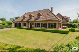 <p><span>Rustig gelegen, ruime landelijke villa te Kalmthout met onder meer leefruimte, bureel, ingerichte keuken, dubbele inpandige garage, berging, 3-4 slaapkamers, 1 badkamer en polyvalente ruimte met uitbreidingsmogelijkheden op een perceel van circa 1.300 m².</span></p><p><span> </span></p><p><span>INDELING</span></p><h4><span>Gelijkvloers:<br />Ruime inkomhal met gastentoilet. Aan de ene zijde bevindt zich een bureel, dat ook perfect kan dienen als slaapkamer. Aan de andere zijde opent zich de ruime leefruimte van ca. 60 m².<br />De leefruimte geniet dankzij de grote raampartijen van een aangename lichtinval en wordt extra sfeervol door de centrale doorkijkhaard. Via de schuiframen loopt u rechtstreeks naar het zuidgerichte terras en de tuin.<br />De halfopen keuken is uitgerust met een oven, koelkast, dubbele spoelbak en gasfornuis. Aansluitend bevindt zich een praktische berging.<br />Verder beschikt het gelijkvloers over een badkamer met dubbele wastafel, ligbad en toilet, een aparte wasberging met aansluitingen voor wasmachine en droogkast en een ruime dubbele inpandige garage.</span></h4><h4><span>Eerste verdieping:<br />De open vide met massief houten trap brengt u naar de eerste verdieping en geeft toegang tot 3 slaapkamers en een polyvalente ruimte. Deze laatste biedt tal van mogelijkheden en kan, na verdere afwerking, worden ingericht als een ruime master suite met een eigen badkamer en dressing.</span></h4><p><span>Tuin:</span></p><p><span>De prachtige tuin is volledig omheind, geniet veel privacy en is voorzien van een zonnig terras.</span></p><p><span>Verder is er voldoende parkeergelegenheid vooraan de woning.</span></p><p><span> </span></p><p><span>Pluspunten:</span></p><p><span>-Gebouwd met duurzame en kwalitatieve materialen</span></p><p><span>-Rustig gelegen</span></p><p><span>-Recente CV ketel</span></p><p><span>-Tijdloze bouwstijl</span></p><p><span>-Dubbele inpandige garage</span></p><p><span> </span></p><p><span> </span></p>