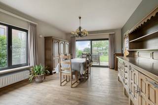 Ideaal gelegen woning nabij centrum Lennik op een perceel van 6 are + achterliggend perceel geschikt als boomgaard van 12 are 21 ca. <br /><br />Ruime bewoonbare oppervlakte van 150m². De woning is op te frissen. <br /><br />Indeling: inkomhal met toilet, woonkamer met eetkamer, gesloten keuken, veranda en toegang tot terras.<br />Op de verdieping: nachthal, 3 ruime slaapkamers en een badkamer met vernieuwde inloopdouche.<br />De zolder is toegankelijk met een uitschuifbare trap.<br />De woning is volledig onderkelderd en bestaat uit garage met automatische poort en verschillende opbergruimtes.<br /><br />Troeven: centrale ligging op fietsafstand van winkels en horeca van Lennik. Ruime oppervlakte zowel binnen als buitenshuis. <br />EPC: label D<br /><br />Bij interesse: gelieve contact op te nemen met stephanie@woonkantoor.be of 0477.81.67.75