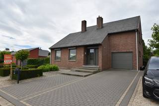<p><span>NIEUW BIJ ANIMO VASTGOED!!!</span></p><p><span> </span></p><p><span>Instapklare, perfect onderhouden open bebouwing op een toplocatie (799 m²) </span></p><p><span> </span></p><p><span>Bent u op zoek naar ruimte, comfort en een woning die met liefde is onderhouden? Deze charmante, vrijstaande gezinswoning (bouwjaar 1983) biedt een zee aan ruimte en ligt op een royaal, zonovergoten perceel van 799 m². Naast de royale leefruimtes beschikt de woning over een grote inpandige garage en is ze volledig onderkelderd. Dankzij de 25 zonnepanelen mét groenestroomcertificaten geniet u hier bovendien van een zeer gunstige energiefactuur!</span></p><h3><span>Indeling van de woning:</span></h3><p><span>Gelijkvloers:</span><span> Bij het betreden van de woning komt u terecht in de uitnodigende inkomhal met een prachtige trap naar de bovenverdieping. De royale leefruimte ademt sfeer uit dankzij de gezellige sfeerhaard (flamhaard) en geniet van een uitzonderlijk mooie lichtinval. Aansluitend bevindt zich de eetplaats, die via een groot schuifraam naadloos aansluit op het eerste, ruime terras.</span></p><p><span>De eyecatcher van het gelijkvloers is de in 2020 volledig vernieuwde, moderne keuken die voorzien is van alle hedendaagse comfort en hoogwaardige toestellen. Via de praktische achterhal bereikt u het tweede overdekte terras, de tuin én de handige inpandige garage.</span></p><p><span>Eerste verdieping:</span><span> De nachthal geeft toegang tot drie slaapkamers. De masterbedroom werd recent volledig gerenoveerd en is uitgerust met hoogwaardige, handige maatkasten. Daarnaast beschikt deze verdieping over een extra zolderruimte. Deze polyvalente ruimte biedt tal van mogelijkheden en kan perfect ingericht worden als 4de slaapkamer, dressing, hobbyruimte of thuiskantoor.</span></p><p><span>Kelderverdieping:</span><span> Een enorme extra troef is dat de woning </span><span>volledig onderkelderd</span><span> is. Dit biedt een gigantische hoeveelheid aan extra stockageruimte, een ideale koele berging, of ruimte voor hobby's en technieken.</span></p><h3><span>Buitenruimte:</span></h3><p><span>De tuin is een absoluut paradijs voor wie houdt van rust en zon, dankzij de ideale </span><span>zuidwest-oriëntatie</span><span>. U geniet hier in alle privacy op één van de terrassen. De tuin is onderhoudsvriendelijk aangelegd met kwalitatief kunstgras en is in 2024 nog voorzien van een gloednieuw tuinhuis.</span></p><h3><span>T</span><span>roeven op een rij:</span></h3><ul><li><span>Ruimte in overvloed: Volledig onderkelderd én voorzien van een praktische inpandige garage.</span></li><li><span>Energiezuinig &amp; Conform: Gunstig EPC-label B (192 kWh/m²jaar) en een conform gekeurde elektriciteitsinstallatie.</span></li><li><span>Financieel voordeel: 25 zonnepanelen (installatie 2011) met groenestroomcertificaten tot 2031 ( 330 per 1.000 kWh) een directe opbrengst voor de koper!</span></li><li><span>Up-to-date comfort: Moderne keuken van 2020, kwalitatieve Viessmann verwarmingsketel (2011) and een nieuw tuinhuis (2024).</span></li><li><span>Prachtig perceel: Gelegen op een mooi en breed perceel van 799 m².</span></li></ul><p><span>Kortom: een solide, uiterst veelzijdige en perfect verzorgde woning waar u zo kunt intrekken!</span></p><p><span>Interesse?</span><span> Neem snel contact op 011/220.750 voor meer informatie of een bezoek ter plaatse.</span></p>