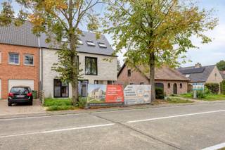 Nieuwbouw duplex-appartement met 3 slaapkamers gelegen op een gunstige locatie, met recreatievoorzieningen binnen handbereik, geniet u van maximaal wooncomfort. De nabijheid van de N103, N18 en de Zuiderring zorgt ervoor dat niet alleen het appartement, maar ook de omliggende gemeenten gemakkelijk bereikbaar zijn.<br /><br />Omschrijving:<br />Comfort en kwaliteit staan centraal in dit project. Elk appartement wordt afgewerkt met hoogwaardige materialen, waarbij u de mogelijkheid heeft om afwerkingen naar eigen smaak te kiezen, conform het lastenboek. Dankzij de toepassing van de nieuwste technieken voldoet elke wooneenheid aan de hedendaagse en toekomstige normen. Bovendien worden alle appartementen uitgerust met zonnepanelen, wat bijdraagt aan een duurzame en energiezuinige woonomgeving.<br /><br />Het appartement heeft een bewoonbare oppervlakte van 133 m² en bestaat uit:<br />- Inkomhal<br />- Gastentoilet<br />- 3 ruime slaapkamers waarvan 2 met ruimte voor een dressing<br />- Badkamer<br />- Berging/wasplaats<br />- Leefruimte met eet- en zitgedeelte én bureauruimte<br />- Volledig uitgeruste open keuken<br />- Terras van 26m², deels overdekt<br />- Daktuin van 37m² <br /><br />Daarnaast wordt er bij het appartement 2 autostaanplaatsen en een tuinberging voorzien, die verplicht bij aan te kopen zijn. Deze prijzen zijn exclusief btw en registratierechten.<br /><br />Voor meer informatie of om een bezoek aan dit project te plannen, staan wij graag voor u klaar. Neem gerust contact met ons op via info@vastengoed.be of telefonisch via 014/72.73.74.<br /><br />Wenst u een gratis schatting van uw eigendom? Contacteer ons vrijblijvend voor een afspraak.