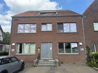 <p><span><strong>Vraag uw bezoek aan via info@optimusvastgoed.be!</strong></span><br /><span><strong>TE HUUR: Vernieuwd appartement met 2 slaapkamers in Beringen!</strong></span><br /><span>Dit gezellig appartement is gelegen op de Koolmijnlaan in Beringen, een centrale en goed bereikbare locatie, op korte afstand van winkels, supermarkten, horeca, scholen en openbaar vervoer. Dankzij de gunstige ligging bevindt u zich in enkele minuten in het centrum van Beringen en hebt u een vlotte verbinding naar omliggende steden via de nabijgelegen invalswegen en autosnelwegen.</span><br /><span>Het appartement bevindt zich op de eerste verdieping van een kleinschalig gebouw en beschikt over een ruime woonkamer, een nieuwe functionele keuken, 2 slaapkamers en een nieuwe badkamer met douche.</span><br /><span>Een extra troef is de garage, die zich achteraan het gebouw bevindt. Er is ook een gemeenschappelijke tuin.</span><br /><span><strong>Ligging: </strong></span><br /><span>Centrale ligging op de Koolmijnlaan in Beringen, in de onmiddellijke nabijheid van supermarkten, apotheek, scholen en openbaar vervoer. Ook de op- en afritten van de E313 zijn vlot bereikbaar.</span><br /><span><strong>Indeling: </strong></span><br /><span>Inkom, woonkamer, keuken, badkamer, 2 slaapkamers.</span><br /><span><strong>Troeven: </strong></span><br /><span>- Centrale ligging! </span><br /><span>- Instapklaar! </span><br /><span>- Aparte garage! </span><br /><span>- Gemeenschappelijke tuin!</span><br /><span><strong>EPC E met certificaatnummer 20240403-0003200933-RES-1.</strong></span><br /><span><strong>Gemeenschappelijke kosten: € 30 per maand.</strong></span><br /><span><strong>Onmiddellijk beschikbaar.</strong></span></p>