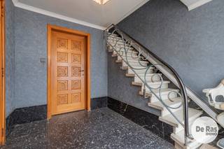 EERSTE BEZOEKDAG VRIJDAG 18/09 VAN 16U TOT 18U (ENKEL OP AFSPRAAK)<br /><br />AALST – BEL-ETAGEWONING MET VEEL STOCKAGERUIMTE OP TOPLOCATIE<br /><br />Deze ruime bel-etagewoning biedt heel wat potentieel en is ideaal voor wie op zoek is naar een woning die naar eigen smaak kan worden opgefrist. De woning geniet bovendien van een rustige, maar toch centrale ligging, nabij winkels, scholen en openbaar vervoer.<br /><br />Naar indeling toe bevindt zich op het gelijkvloers een ruime inkomhal met bureauruimte, alsook een grote garage met bijzonder veel stockageruimte. In deze ruimte is eveneens verwarming aanwezig. <br /><br />Op de eerste verdieping vinden we een ruime en lichtrijke woonkamer met veel lichtinval, evenals een functionele keukenruimte. Verder is er op deze verdieping een zuidgericht terras en een apart toilet aanwezig.<br /><br />De tweede verdieping omvat twee slaapkamers en een badkamer, uitgerust met een lavabomeubel, douche en toilet.<br /><br />Kortom, bent u op zoek naar een woning met veel stockageruimte op een centrale locatie? Aarzel dan niet en maak snel uw afspraak! Voor meer info of bezoek 053/60.65.60.<br /><br />De vermelde prijs is een richtprijs. Na ontvangst van de biedingen zal de verkoper beslissen of hij/zij de eigendom verkoopt aan het beste bod. De richtprijs is aldus niet bindend voor de verkoper.