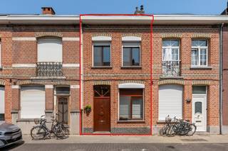 Rijwoning met 1 slaapkamer ( mogelijk 2 ), zolder en stadstuin. Renovatieverplichting. EPC = 497. Uitstekende ligging. Voor verdere info of...