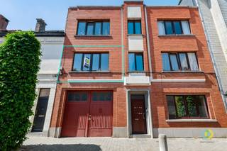 <p><span>In een rustige, residentiële straat in Vilvoorde bevindt zich dit knus appartement op de eerste verdieping van een kleinschalig gebouw. De ligging is bijzonder centraal, met winkels, scholen, openbaar vervoer en belangrijke invalswegen in de directe omgeving. Het appartement bestaat uit een inkomhal, een kleine leefruimte, één slaapkamer, een eenvoudige keuken maar functioneel ingericht die aansluit op een gezellig terras en de badkamer met douche en toilet. </span></p><p><span>Bovendien beschik je over een privatieve kelder, inbegrepen in de huurprijs. </span></p><p><span>Gemeenschappelijke lasten : 25€/maand (onderhoud en elektriciteit gemeenschappelijke delen)</span></p><p><span>Beschikbaar vanaf 01/09/2026.</span></p><p><span> </span></p>