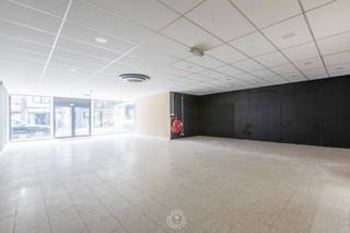 Dit ruime handelspand van 400 m² is <strong>centraal gelegen </strong>in Temse en biedt tal van mogelijkheden voor diverse <strong>commerciële activiteiten. </strong>Het pand beschikt over een grote en lichtrijke verkoopsruimte die ideaal is voor retail of showroomgebruik.<br />Achteraan bevindt zich een <strong>ruim magazijngedeelte </strong>met een aparte ingang langs de Clement Dhoogelaan, wat zorgt voor een vlotte levering en logistiek. Daarnaast is het pand uitgerust met een kitchenette en een toilet.<br /><br />Dit handelspand heeft een mogelijke verhuurprijs van circa 2.200 euro/maand. <br /><br />Wenst u een bezoek of bijkomende informatie?<br /><strong>Stuur een e-mail naar kristof@claves.be of bel 03/502.98.74.</strong>