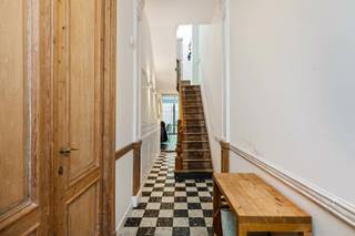 In de Berthoutstraat, één van de gezellige straten van Oud-Berchem, voelt het wonen als in een dorp midden in de stad. Tegels maken plaats voor groen, buren kennen elkaar bij naam, en toch is de bruisende Driekoningenstraat met haar winkels en terrasjes maar een steenworp ver. Hier, op deze rustige plek, staat een huis waar authentieke charme en eigentijds comfort elkaar de hand reiken.<br /><br />Het gelijkvloers verwelkomt met een ruime inkomhal. Het leefgedeelte, met ingemaakt bureau, glijdt moeiteloos over in de leefkeuken achteraan, waar het zicht op de stadstuin - zonder inkijk - voor een moment van rust zorgt. Een apart toilet maakt het plaatje compleet.<br /><br />Op de tussenverdieping vind je de badkamer met bad, douche en lavabomeubel, aangevuld met een tweede apart toilet. De eerste verdieping biedt twee slaapkamers, één vooraan en één achteraan. Op de tweede verdieping wachten nog twee slaapkamers, met een luik naar de stockagezolder.<br />De droge en bruikbare kelder is een mooie extra troef. En wie verder kijkt dan vandaag: zonnepanelen met thuisbatterij, groene daken en geluidwerend glas maken dit huis even comfortabel als toekomstgericht.<br />Een woning die karakter en buurtgevoel moeiteloos verenigt – instapklaar voor wie er zijn eigen hoofdstuk aan wil toevoegen<br /><br />Grote troeven zijn:<br />- toplocatie in Oud-Berchem<br />- EPC B<br />- AREI conform<br />- asbestveilig<br />- zonnepanelen met batterij<br />- Viessmann condensatieketel (2026)<br />- airco in de slaapkamers<br />- authentieke elementen<br />- karaktervolle gevel<br /><br />Interesse? Maak dan snel een afspraak via info@jamar.immo of ‭03 435 31 33‬.<br />Vg, Wg, Gmo, Gvo, geen overstromingsgevoelig gebied. Niet opgenomen in het maatregelenregister.