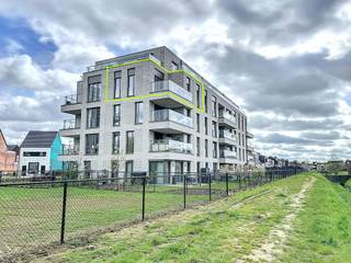 Modern en energiezuinig 2-slaapkamer appartement met veel licht en open verzicht. Het appartement omvat een inkomhal met gastentoilet, leefruimte...