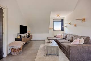 Dit onberispelijke appartement met een bewoonbare oppervlakte van 54 m² combineert comfort, ruimte en een praktische indeling. <br /><br />De lichtrijke leefruimte sluit naadloos aan op de volledig uitgeruste keuken, die voorzien is van alle nodige toestellen.<br /><br />De slaapkamer vormt een aangename rustplek. De naastgelegen badkamer is voorzien van een douche, een enkel lavabomeubel en praktische ingemaakte kasten.<br /><br />Een absolute troef van dit appartement is het uitzonderlijk ruime terras van ca. 30 m². <br /><br />Dankzij de rustige ligging en het open uitzicht op het achterliggende agrarisch gebied geniet u hier in alle privacy. Deze unieke buitenruimte vormt een verlengstuk van de leefruimte en biedt een ideale plek om te ontspannen.<br /><br />Verder beschikt het appartement over een ondergrondse parkeerplaats en een private berging, wat zorgt voor extra comfort en voldoende opbergruimte.<br /><br />Dankzij de combinatie is dit appartement een uitstekende keuze voor starters, alleenstaanden, koppels of investeerders die op zoek zijn naar een instapklare en zorgeloze aankoop.<br /><br />Interesse?<br />(ver-)Kopen of (ver-)huren in de Noorderkempen?<br />Met vragen kan u altijd bij ons terecht! <br />Dewaele Vastgoed<br /><br /><br />De eigendom wordt aangeboden via de Pre-sale formule. Van 22/08/2026 om 10:00 tot 24/08/2026 om 17:00 kan u het appartement op afspraak komen bezichtigen en een bod uitbrengen. De vermelde prijs is een instelprijs. Voor meer info, gelieve contact op te nemen met de dossierverantwoordelijke.<br /><br />Bestuursmaatregelen in het maatregelenregister: nee