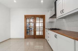 <p><span>Ligging<br /></span><span>Je vindt deze woning in de volkse en sterk opkomende wijk Meulestede. <br />De Oude Dokken, het Dampoortstation en het historische centrum liggen op een paar fietsminuten. <br />Winkels, scholen en openbaar vervoer zijn vlakbij. <br />Via de R40 en de R4 zit je snel op de grote invalswegen. <br />De straat is een zone 30.<br /><br /></span><span>Instapklare woning met ruime leefruimte en vier slaapkamers<br /></span><span>Via de inkomdeur kom je meteen in de leefruimte met ruimschoots plaats voor een zit- en eethoek. <br />De houten trap geeft de ruimte extra karakter. <br />Achter de dubbele glazen deur ligt de keuken met plaats voor een eettafel.<br />Via een doorgang loop je verder naar een tweede keukengedeelte met spoelbak en extra kastruimte. <br />De moderne badkamer beschikt over een inloopdouche, een lavabomeubel en een hangtoilet. <br />Achteraan is er een koer met een aparte berging.<br />Op de eerste verdieping vind je drie slaapkamers.<br />Op de tweede verdieping is er een grote zolderkamer.<br /><br /></span><span>Extra<br /></span><span>/ elektriciteit conform<br /><br /></span><span>Troeven<br /></span><span>/ opkomende woonbuurt<br />/ 4 slaapkamers<br />/ geen renovatieplicht<br /><br /><br /><br /><br /></span><span>disclaimer: het interieur van foto 1 werd gegenereerd met AI<br /></span><span><br /><br /></span></p>