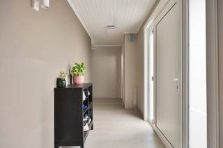 Deze instapklare, recent gerenoveerde open bebouwing staat op een perceel van 6a 48ca gelegen in een residentiële wijk in Zolder. Een ideale woning voor een gezin dat op zoek is naar comfort en rust. De woning ligt centraal: de E314 is vlakbij en ook winkels, scholen en horeca zijn vlot bereikbaar. Wie van natuur en vrije tijd houdt, vindt in de buurt de wandel- en natuurgebieden De Wijers en Bolderberg en Circuit Zolder.<br /><br />Indeling<br />Via de inkomhal komt u in de woning en heeft u toegang tot alle ruimtes. Aan de linkerkant ligt de ruime woonkamer, waar de grote raampartijen voor veel natuurlijk licht zorgen en de airco voor comfort in elk seizoen. Aansluitend aan de woonkamer vindt u de keuken en eetkamer, die volledig is uitgerust met alle apparaten en voldoende kastruimte. De inkomhal loopt verder door naar de nachthal, die toegang geeft tot 2 ruime slaapkamers (waarvan één is uitgerust met een dressing), de badkamer, een berging en de inpandige garage. Via een zolderluik bereikt u de zolderruimte onder het dak. Aan de achterzijde van de woning ligt een terras, deels overdekt met een vaste terrasoverkapping en deels met een zonneluifel. In de tuin staat bovendien nog een tuinhuis en houten overkapping die als carport kan gebruikt worden.<br /><br />Comfort en energie<br />- Verwarming op aardgas via radiatoren en convectoren<br />- Airco’s in de woonkamer en nachthal<br />- Raampartijen in afwisselend hout en PVC met hoogrendementsbeglazing<br />- Alle ramen voorzien van rolluiken<br />- EPC-label D, 339 kWh/m²<br />- De vroegere stookolietank is al gesaneerd<br /><br />Interesse? Neem vandaag nog contact met ons op voor een vrijblijvende bezichtiging!