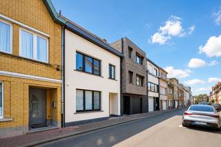 [[ DIT PAND NEEMT DEEL AAN DE ERA OPEN HUIZEN DAG OP 19/9 VAN 13:00 TOT 14:00 ]]<br /><strong>Heist: Prachtige vernieuwde en lichtrijke woning met 3 slaapkamers en zuidgerichte tuin te koop in Heist. </strong><br /><br />Deze uitzonderlijk afgewerkte rijwoning werd van kop tot teen gerenoveerd met oog voor kwaliteit, comfort en duurzaamheid. Dankzij de hoogwaardige materiaalkeuzes, de doordachte indeling en de overvloedige lichtinval biedt deze woning een unieke woonbeleving voor wie op zoek is naar ruimte en hedendaags wooncomfort.<br /><br /><strong>Indeling: </strong><br />Glv: Verzorgde inkomhal, gastentoilet, polyvalente ruimte/berging met inbouwkasten ideaal voor fietsen, wasplaats of een 4de slaapkamer, volledig uitgeruste open keuken, lichtrijke leefruimte met toegang tot de zuidgerichte tuin.<br /><br />1ste verdiep: 2 volwaardige slaapkamers, ruime badkamer met inloopdouche, bad, dubbele wastafel en toilet.<br /><br />2de verdiep: masterbedroom met ensuite badkamer voorzien van een inloopdouche, toilet en wastafel.<br /><br /><strong>Troeven:</strong> 
<ul><li>Volledig instapklaar en met kwalitatieve materialen afgewerkt. </li><li>Zuidgerichte tuin.</li><li>3 volwaardige slaapkamers.</li><li>Polyvalente ruimte/berging op de gelijkvloers die perfect gebruikt kan worden als 4de slaapkamer.</li><li>Centraal gelegen in een rustige straat vlakbij Delhaize Heist op 5 min wandelen van het strand.</li></ul>
Meer informatie? Contacteer Ayita op 0496 13 43 12 of via ayita@eraservimo.be