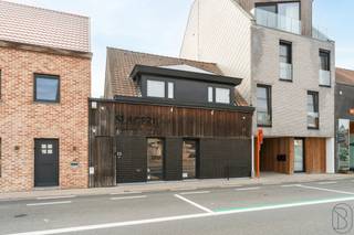 Mooi recent vernieuwde handelszaak met woonst (4 slk en terras), en handige grote garage (ideaal voor laden en lossen). Centrale commerciële...