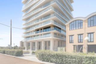 Op de 2de verdieping van het iconische Central Park Tower residentie bieden we dit prachtige hoekappartement aan gelegen in de nieuwe hippe stadswijk Oosteroever. Het uitzonderlijk ruime terras van 44m² is de ideale plek om van de ochtend- en avondzon te genieten.
De indeling omvat een ruime inkomhal, een aparte berging met aansluiting voor WM en DK, afzonderlijk gastentoilet, badkamer met dubbele wastafel en inloopdouche, evenals 2 volwaardige slaapkamers. Via een glazen deur kom je vanuit de inkomhal de woonkamer binnen, waar je meteen kunt genieten van het weidse uitzicht. Aangrenzend is er een volledig ingerichte keuken met een kookeiland. Elk van de kamers heeft toegang tot het uitzonderlijk ruime terras.
Op de begane grond van het gebouw is er een zwembad en een fitnessruimte exclusief voor de bewoners van de residentie.
Het appartement beschikt over vloerverwarming en wordt verwarmd via het Warmtenet van Oostende. Daarnaast bestaat de mogelijkheid om een ondergrondse staanplaats in het gebouw te huren. Op het gelijkvloers is tevens een gemeenschappelijke fietsenberging aanwezig.
Het appartement wordt bemeubeld verhuurd en onder gemeen huurrecht (geen domicilie mogelijk). Provisie gemeenschappelijke kosten: 200 euro/maand.
Op zoek naar een nieuwbouwappartement met zwembad en fitness, aarzel dan niet om contact op te nemen met Els via 0468 13 77 64 of els@keyimmo.be.