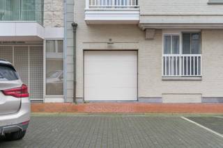 <strong>Résidence Meribel</strong><br /><br />Double emplacement de stationnement en tandem situé sur l'avenue Van Bunnen à Knokke-Heist. Il est possible d'y garer 2 voitures l'une derrière l'autre. <br />L'emplacement est facilement accessible car il est dans le prolongement de l'entrée/sortie.<br /><br />Si cet emplacement double vous intéresse, n'hésitez pas à nous contacter. <br />Ref: G743