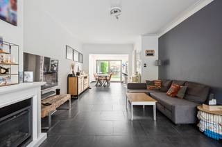 Dit huis is gunstig gelegen in een rustige straat, er is enkel plaatselijk verkeer.  Enkele winkels, het openbaar vervoer, het sportcentrum en de Rupeldijk liggen op wandelafstand.  Ideale ligging voor gezin met kinderen!  Er is parkeergelegenheid voor 2 wagens op de oprit.   Dit eigendom, gebouwd in 1954,  werd steeds tip top onderhouden!  De keuring van de elektriciteit is volledig conform. Het dak is geïsoleerd en er zijn nieuwe PVC ramen.  Goede EPC score: Label C.  Nieuwe CV op aardgas Buderus is sinds 2023 aanwezig. <br /><br />De woning heeft een bewoonbare oppervlakte van 150m2.<br /><strong>Indeling</strong>:
<ul>
	<li><strong>Kelder: </strong>45m2 op stahoogte onder het ganse gebouw</li>
	<li><strong>Gelijkvloers: </strong>inkomhal met apart gastentoilet, woonkamer, volledige ingerichte keuken met lichtkoepel en berging/wasplaats</li>
	<li><strong>Eerste verdieping: </strong>nachthall, 3 slaapkamers en een 1e ingerichte badkamer</li>
	<li><strong>Tweede verdieping: </strong>4e slaapkamer, inclusief een 2e open ingerichte badkamer, een dressing met ingemaakte kasten en een apart toilet</li>
</ul>
Daarnaast beschikt dit pand over een aangelegde zuid-gerichte tuin met een uitweg en een ruim terras van 35m2.<br /><br />Bent op zoek naar een instapklare woning op een rustige, en tevens centraal gelegen locatie? <br />📞 Contacteer ons vandaag nog voor een afspraak via info@leximmo.be of 03/459.99.99!<br /><br />RICHTPRIJS: €435.000,-  Biedingen zijn mogelijk tot uiterlijk 15/10/2026. De woning is beschikbaar binnen de 5 dagen na notariële akte. 