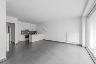 Recent 2-bedroom apartment for sale along the Nieuwpoortsesteenweg in Ostend. All kinds of shops are located nearby, as well as public transport. The seafront is only 5 minutes' walk away.Layout:- entrance hall- living space with installed open kitchen - bathroom with double sink and walk-in shower- bedroom 1- bedroom 2- spacious south-facing terrace located at the rear (accessible via both bedrooms)- storage room with washing machine connection- separate toiletPluses:- south-facing terrace- young building- bicycle storage- positive electrical inspection - EPC label A- central locationAre you looking for an interesting apartment suitable for permanent residents, second home or second home? Then contact us today for an on-site viewing!