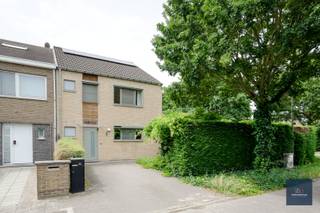 Ga naar www.makelaarshuys.be , klik op te koop en schrijf u in voor de bezoekdagen. <br /><br />Zeer goed onderhouden en instapklare halfopen bebouwing met oprijlaan en zonnige tuin. <br />De woning is voorzien van alle moderne comfort en heeft een tijdloze uitstraling.<br /> <br />De bewoonbare opp. 198m² is verdeeld over inkomhal, toilet, berging cv -lokaal . <br />De open leefkeuken is uitgerust met toestellen en heeft een aparte eethoek met toegang tot het terras. (voorzien van zonnewering en rolluiken). Er is een aparte (was)berging. <br /><br />De lichtrijke woonkamer biedt voldoende ruimte voor een extra eethoek en gezellige zithoek .<br />Via het schuifraam heeft u toegang tot het terras en de aangename tuin met moderne tuinberging en tuinhuis en achterpoortje. <br /><br />Op de eerste verdieping bevinden zich 4 comfortabele slaapkamers en een vernieuwde moderne badkamer. De badkamer is voorzien van een luxe inloopdouche en een wastafelmeubel en toilet. <br /><br />Via een vaste trap bereikt u de 2de verdieping waar u een polyvalente ruimte heeft of een 5de slaapkamer. <br /><br />De woning is voorzien van centrale verwarming op aardgas. <br />Er zijn 18 zonnepanelen ( 275wp) en een Durasun thuisbatterij. <br />Gunstig EPC 108 , B-label. <br />Conforme elektrische keuring <br />Geen asbest <br /><br />De woning is vrij 1/1/2027 . <br /><br />Gelegen in een rustige en kindvriendelijke buurt, ideaal voor gezinnen, nabij winkels, <br />scholen, sportfaciliteiten, openbaar vervoer , vlotte verbindingswegen, …<br /><br />Info: sofie@makelaarshuys.be of 0468 24 65 84