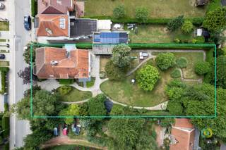 In a quiet and residential neighborhood, close to all necessary facilities, is located this stately and characterful villa on a beautiful plot...