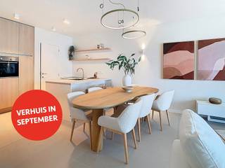 Dit appartement is 92m² groot met 2 slaapkamers en een groot terras van 20m². De inkomhal heeft ruimte voor een vestiaire en geeft uit op de...
