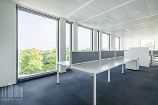 Excellent <strong>office space</strong> of 351 m² for rent, strategically located near the E19 and just 450 m from R0 exit 6 Vilvoorde-Koningslo. Brussels Airport is only 9 km away and Vilvoorde train station is 3 km away, offering exceptional accessibility. The site is also easily reachable via bike routes, ideal for sustainable employee mobility.<br /><br />The office space is a functional workplace with a focus on a bright and comfortable environment. The building offers open space options, green views from the offices, air conditioning, 3 elevators, and ample underground parking. Ideal location for a growing company.<br /><br />Immediately available!<br /><br />Contact <strong>PANORAMA B2B</strong> for more information, plans, or a non-binding site visit: <strong>0477 09 00 09</strong>